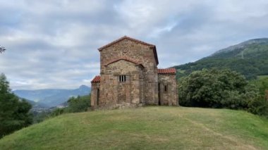 İlkbaharda Lena Kilisesi Aziz Christine 'in dış görünüşü. Santa Cristina de Lena, İspanya 'nın Asturias kentinde bulunan Roma öncesi Katolik kilisesidir..