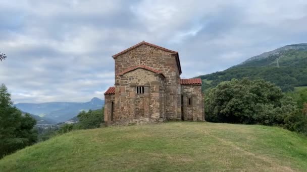 春にレナ教会の聖クリスティンの外観ビュー サンタ クリスティーナ Santa Cristina Lena スペインのアストゥリアス州にあるカトリック教会 — ストック動画