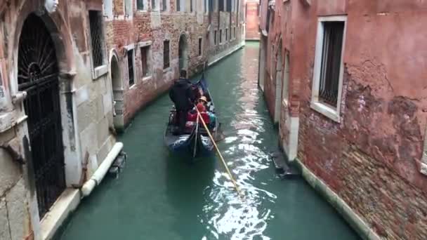 Венеция Италия Октября 2019 Года Гондолье Поет Туристу Гондоле Венеции — стоковое видео