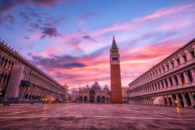Venedik, İtalya - 10 Ekim 2019: Saint Mark 's Square with campanile and bazilica in Venice, İtalya şafak vakti.