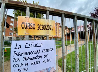 Okulun kapandığı, Coronavirus 'un salgının bulaşıcı virüsle yayılmasından korktuğu ve paniklediği bir dönemde okul kapandığı ya da kapandığı belirtiliyor. İspanyolca yazılmış cümleler.