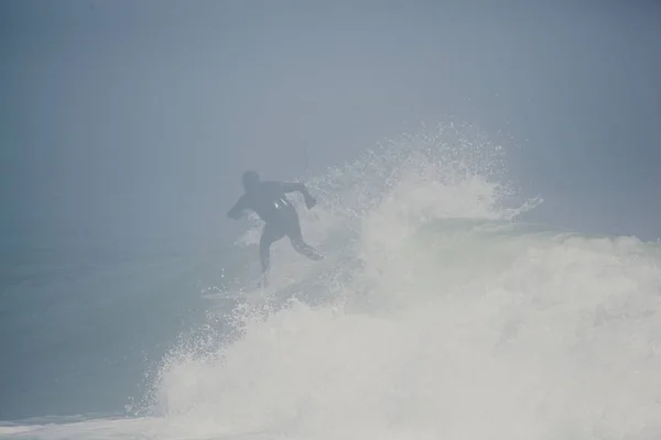 Een Surfer Vangt Een Golf Voor Kust Van New Jersey — Stockfoto