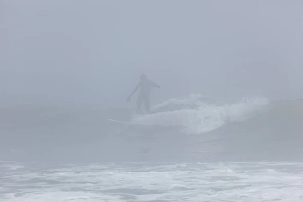 ディール ニュージャージー州 2018 サーファーは非常に霧の春の朝に波をキャッチ — ストック写真