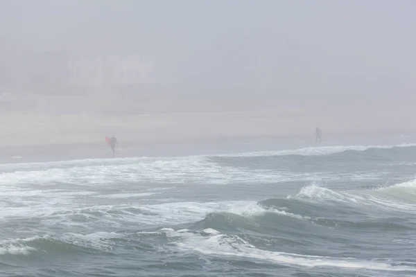 Συμφωνία Νιου Τζέρσεϊ Απριλίου 2018 Σέρφερς Περπατούν Μια Παραλία Ομίχλη — Φωτογραφία Αρχείου