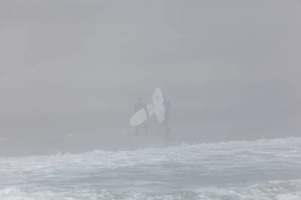 Deal New Jersey April 2018 Surfers Walk Very Foggy Beach — Stock Photo, Image