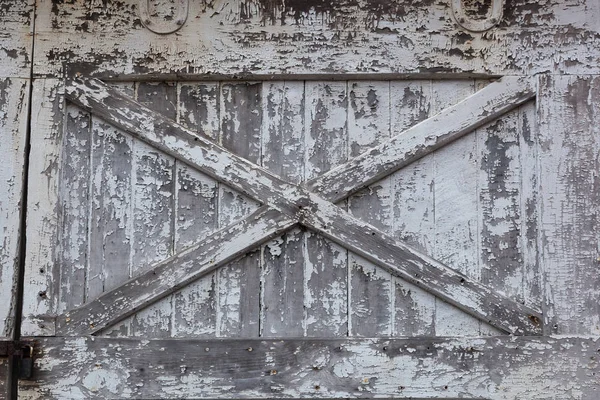 Ένα Παλιό Λευκό Πόρτα Του Αχυρώνα Έχει Χρώμα Αποφλοίωσης Και — Φωτογραφία Αρχείου