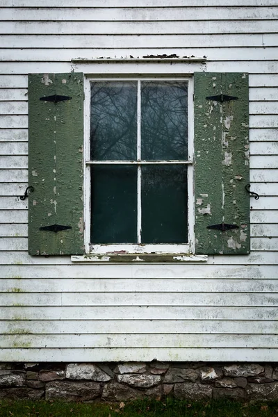 Ein Altes Glasfenster Ist Von Abblätternder Farbe Umgeben Und Reparaturbedürftig — Stockfoto