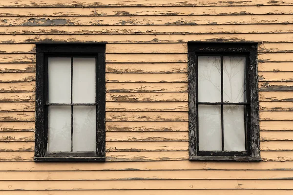 Ein Altes Glasfenster Ist Von Abblätternder Farbe Auf Einem Holzgleis — Stockfoto