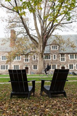 Princeton, New Jersey - 1 Kasım 2017: bir öğrenci motosiklet Princeton Üniversitesi aracılığıyla bir sonbahar günü.