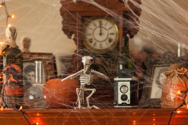 Woodbridge, New Jersey - 9 Ekim 2018: Konut Şömine manto Spooky Halloween süslemeleri süslüyor.