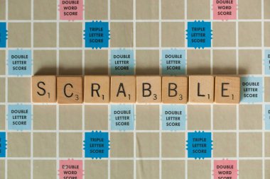 Woodbridge, New Jersey - 9 Ekim 2018: eski bir Scrabble oyununu harfle gösterilir Scrabble yazım döşer