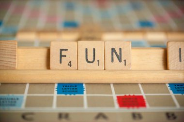 Woodbridge, New Jersey - 9 Ekim 2018: eski bir Scrabble oyununu harfle gösterilir eğlenceli yazım döşer.