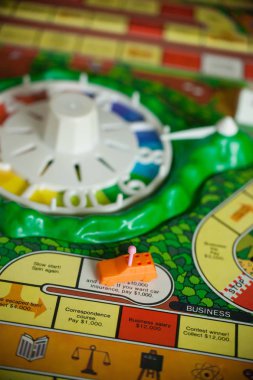 Woodbridge, New Jersey - 9 Ekim 2018: A circa 1980'lerde masa oyunu yaşam renkli piyonlar ve arka plan ile görüntülenir