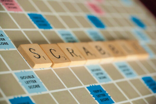 ВУДБРИДЖ (НЬЮ-ЙЕРСИ) - 9 октября 2018 года: Представлена винтажная настольная игра Scrabble с буквенными плитками, на которых написано Scrabble.
