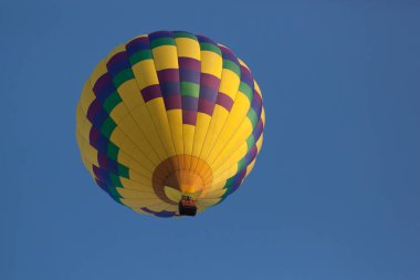 Branchburg, New Jersey - 28 Temmuz 2018: Renkli sıcak hava balonu Readington yol boyunca Balonculuk hızlı Chek Festivali'nde başlatılması sonra görülebilir.