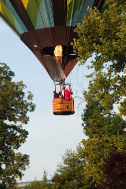 Branchburg, New Jersey - 28 Temmuz 2018: Bir sıcak hava balonu Midland okula yakın Balonculuk hızlı Chek Festivali'nde başlatılması sonra inmeye hazır hale getirilir.