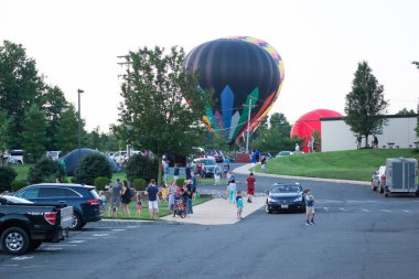 Branchburg, New Jersey - 28 Temmuz 2018: sıcak hava balonları arazi Midland Balonculuk hızlı Chek Festivali'nde başlatılması sonra okula.