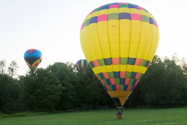 Branchburg New Jersey July 2018 Hot Air Balloons Land Next — Stock Photo, Image