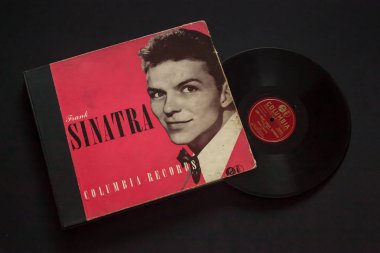 Woodbridge, New Jersey - Ekim 11, 2018: 1940'larda dönemi Frank Sinatra 78 Rpm kayıt siyah bir zemin üzerine.