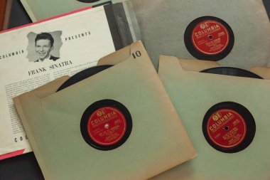 Woodbridge, New Jersey - Ekim 11, 2018: 1940'larda dönemi Frank Sinatra 78 Rpm kayıt siyah bir zemin üzerine.
