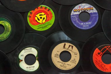 Woodbridge, New Jersey - 11 Ekim 2018: 1960'larda 45 topluluğu Beatles, Don Mclean, dört başında, Aretha Franklin ve Creedence Clearwater Revival dahil, kayıt hızı.