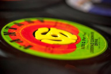 Woodbridge, New Jersey - 11 Ekim 2018: bir Creedence Clearwater rakip 45 hız kayıt albüm, fantezi, iğ bağdaştırıcımda bir closeup