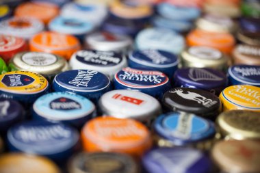 Woodbridge, New Jersey - 13 Ekim 2018: Renkli bira şişe kapakları farklı markaların topluluğu görülür