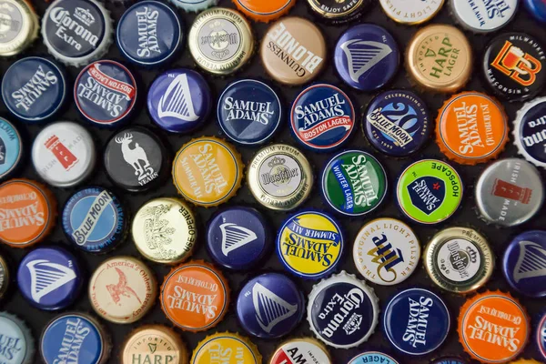 伍德布里奇 2018年10月13日 一组不同品牌的五颜六色的啤酒瓶盖被视为 — 图库照片
