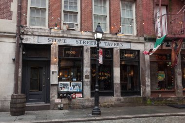 Bir Pazar sabahı erken taş Street Tavern dış görünüm New York, New York - 19 Ağustos 2018: