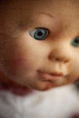 Tüyler ürpertici bir bebek, Cadılar Bayramı için mükemmel bir yüz bir closeup görüntüsünü.