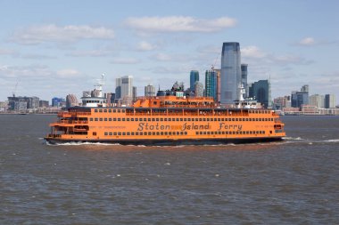 New York, New York - 5 Nisan 2018: belgili tanımlık Staten Adası feribot seyahat etmek üstünde o son Jersey City dönerken Staten Adası'na Manhattan'dan olduğunu.