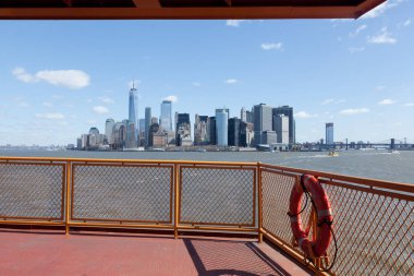New York, New York - 5 Nisan 2018: Aşağı Manhattan Staten Island Feribotu, önden görünümü.