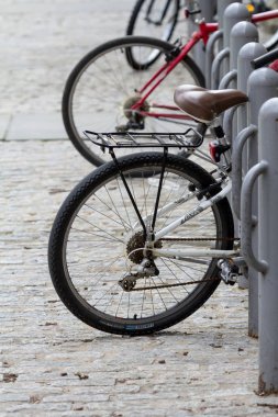Princeton, New Jersey - 14 Nisan 2017: bisiklet lastikleri, Princeton Üniversitesi'nde park etmiş bir closeup