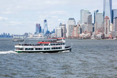 New York, New York - 5 Nisan 2018: A daire Cruise Line gemi seyahatleri Hudson Nehri boyunca