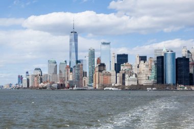 New York, New York - 5 Nisan 2018: Staten Island Feribotu Aşağı Manhattan manzarası bir görünüm