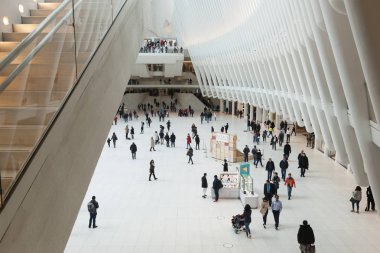 New York, New York - 5 Nisan 2018: insanlar zevk almak aşağı Manhattan'ın yuvarlak pencere içine