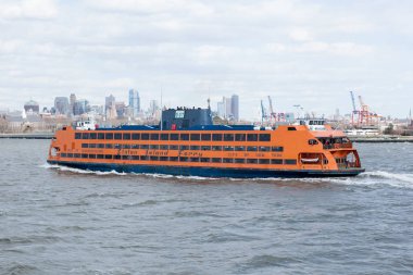 New York, New York - 5 Nisan 2018: Staten Island Feribotu seyahatleri Manhattan'a St. Georges Terminal