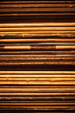 Bir yığın eski, tozlu kayıt albümleri