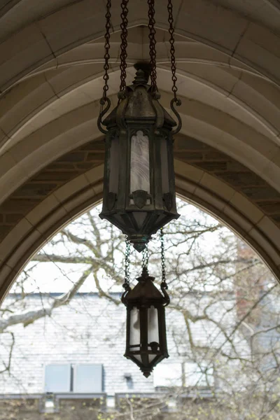 新泽西州普林斯顿 2017年4月14日 普林斯顿大学拱门上挂着的一些灯具的详细信息 — 图库照片