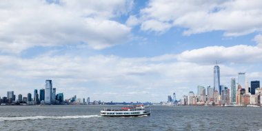 New York, New York - 5 Nisan 2018: A daire Cruise Line gemi seyahatleri Hudson Nehri boyunca