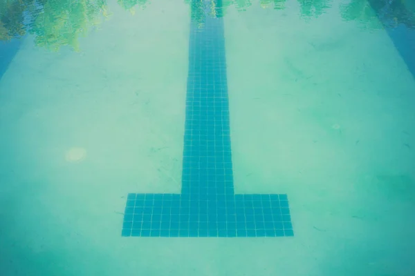 Spurmarkierungen Sind Grund Eines Trüben Schmutzigen Pools Sehen — Stockfoto