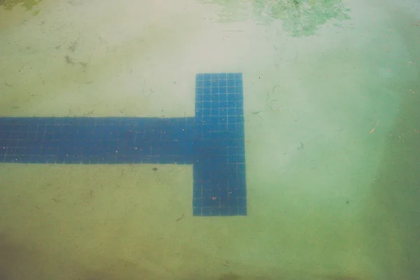 Spurmarkierungen Sind Grund Eines Trüben Schmutzigen Pools Sehen — Stockfoto