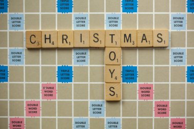 Woodbridge, New Jersey - 9 Kasım 2018: Scrabble büyü kelime Noel ve vintage bir oyun tahtası üzerinde oyuncaklar dışarı döşer