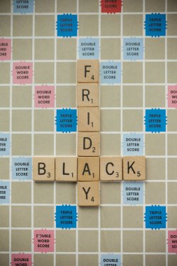 Woodbridge, New Jersey - 9 Kasım 2018: Scrabble vintage bir oyun tahtası üzerinde büyü 