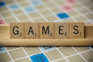 Woodbridge, New Jersey - 9 Kasım 2018: Büyü vintage bir oyun tahtası üzerinde kelime oyunları Scrabble döşer