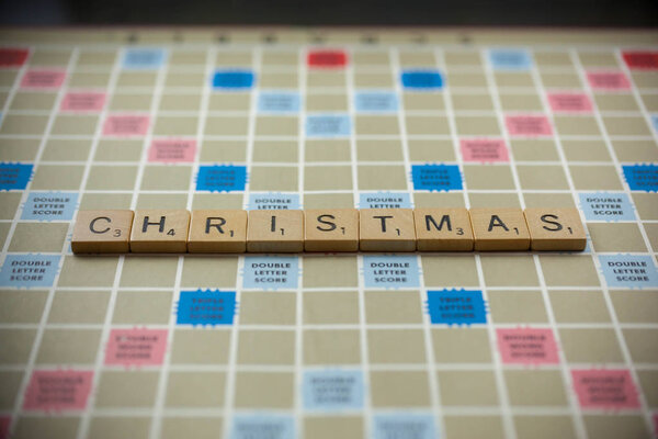 ВУДБРИДЖ (НЬЮ-ЙЕРСИ) - 9 ноября 2018 года: на винтажной игровой доске изразцовые плитки выговаривают слово "Рождество".
