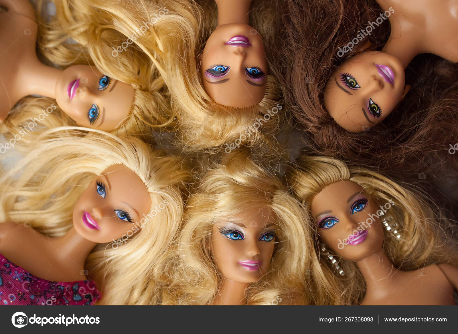 assimilation hjort Reporter Barbie Doll Collection – Stock Editorial Photo © luvemak #267308098
