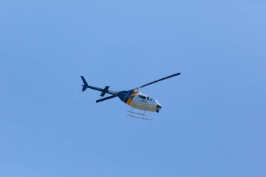 WOODBRIDGE, NEW JERSEY - 1 Haziran 2020: New Jersey Eyalet Polisi helikopteri ilkbaharın sonlarında bölgede daireler çiziyor
