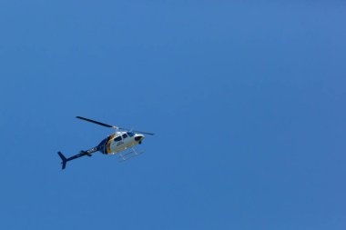 WOODBRIDGE, NEW JERSEY - 1 Haziran 2020: New Jersey Eyalet Polisi helikopteri ilkbaharın sonlarında bölgede daireler çiziyor