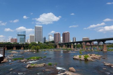 RICHMOND, VIRGINIA - 8 Ağustos 2019: T Tyler Potterfield Memorial Köprüsü 'nden Richmond Skyline manzarası